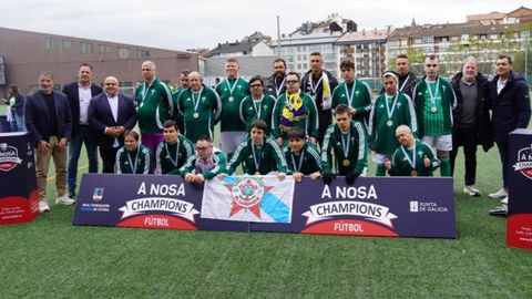 Autoridades con el equipo Genuine del Racing tras su participaci�n en la jornada inaugural de A Nosa Champions en Ourense. 