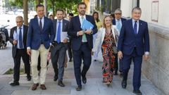 El consejero de Presidencia deGalicia, en el centro, y su homlogo andaluz, Antonio Sanz (derecha) ,entre otros, a su llegada al comit preparatorio de la Conferencia de Presidentes.