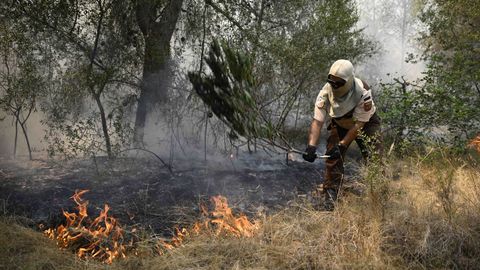 Algunos bomberos trabajan para apagar el fuego en Castell�n