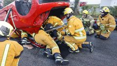 Efectivos del parque de bomberos de Lugo, durante un ejercicio de entrenamiento