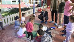 El director xeral de Infancia, Familia y Dinamizaci�n Demogr�fica visitando la escuela infantil de Elvi�a este lunes