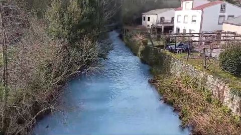 El ro, de color azulado tras el vertido, en el lugar de A Pontenova, Rois.