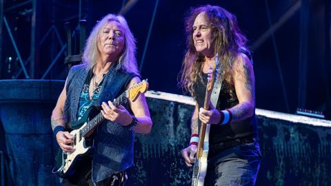 Dave Murray y Steve Harris, en el concierto que Iron Maiden dio en San Siro, Mil&aacute;n, d&iacute;as atr&aacute;s. 