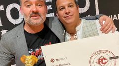 Marini y Santamar�a, con el Quijote del premio.