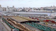 En primer trmino, terminal de mercancas de San Diego. Detrs, muelles de A Palloza, Linares Rivas y Calvo Sotelo