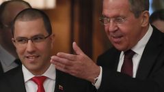 Los ministros de Exteriores de Venezuela (izquierda) y Rusia se reunieron ayer en Mosc�