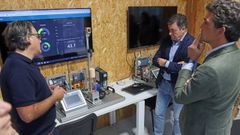 El conselleiro Rom�n Rodr�guez con el delegado territorial Javier Arias y, a la izquierda, uno de los profesores del centro