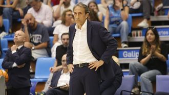Luis Casimiro, primer entrenador del Breog�n, en el Pazo dos Deportes de Lugo contra el Basket Zaragoza en la jornada 34 de la Liga Endesa 2025-2026