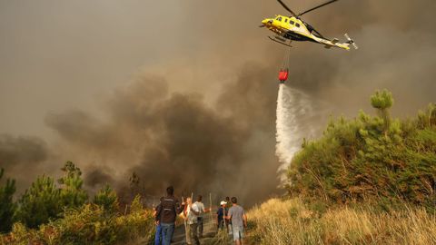 Incendio forestal en Meln, entre las aldeas de Quins y Vilaverde