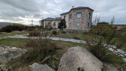 En los jardines del hotel se pueden ver los efectos de la falta de mantenimiento de los �ltimos meses