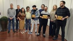 El presidente de Aeva, Carlos Ter�n; el alcalde, Aurentino Alonso; el presidente de los comerciantes, Jacobo Arias; y la edila de Turismo, Alba Rodr�guez; con los ganadores de O Barco vai de vi�os.