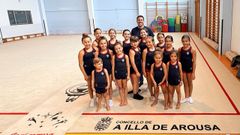 El alcalde, Luis Arosa, con los gimnastas del club Arousa