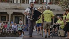 El grupo Son Outeiro, actuando este domingo en Portomar�n