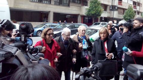 Fern�ndez Villa, rodeado de medios, a su llegada a los juzgados