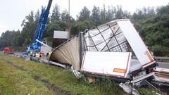 Aparatoso accidente entre dos camiones en la AP-9, en el t�rmino municipal de Abegondo