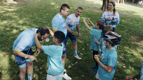 Los niños afectados regalaron medallas simbólicas a los miembros del club ciclista Afiadores que les ayudaron a visibilizar su patología