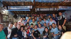 Foto de familia dos membros da pe�a na inauguraci�n, celebrada onte.