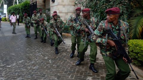 Miembros de las fuerzas de seguridad, junto al hotel donde se produjeron la explosi�n y los disparos, en Nairobi