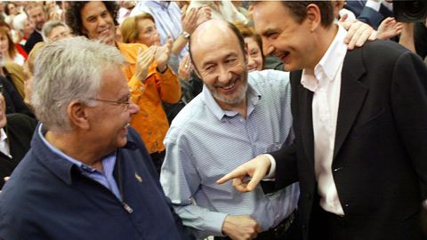 En abril del 2007 junto a Zapatero y Gonzlez en la celebracin del tercer aniversario del gobierno socialista