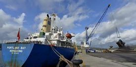 El buque qued� fondeado ayer en Fisterra, a la espera de que el Portland Bay (en la imagen) dejase sitio en el puerto.