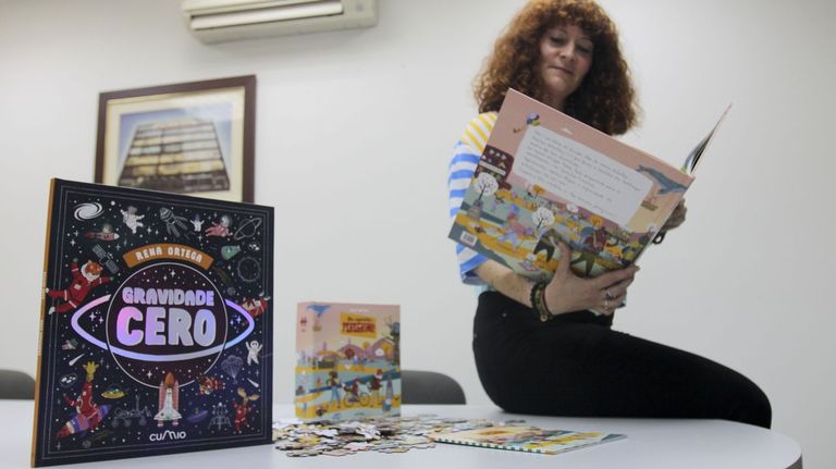 Rena Ortega con sus nuevas publicaciones y el puzle basado en su libro ilustrado sobre el Cami�o