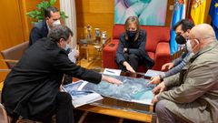 El alcalde de Ma��n (derecha), en la reuni�n con la conselleira de Pol�tica Social