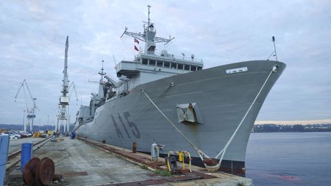El BAC Cantabria, amarrado en Navantia Ferrol, antes de su partida
