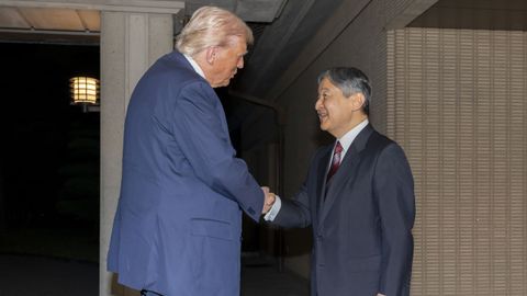Trump y el emperador Naruhito en Tokio.