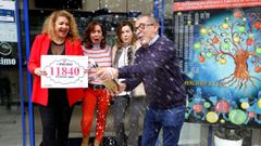 Reparto de un pellizco del tercer premio, el 11840, en la calle Zamora de Vigo