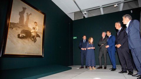 Autoridades, fronte ao lenzo de Castelao &laquo;A derradeira leici&oacute;n do mestre&raquo;.
