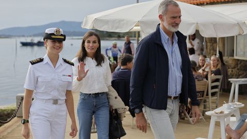 La Princesa Leonor y los Reyes Letizia y Felipe VI, en la terraza del restaurante de Carril (Vilagarc�a de Arousa)
