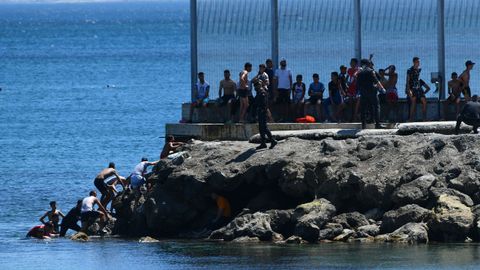 Miles de inmigrantes marroqu�es entran en Ceuta a nado y a pie