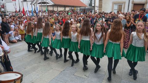 El baile y la m�sica conquistan las calles con el inicio del festival