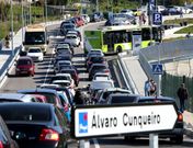 Atascos peligrosos. Desde su inauguraci�n, el colapso en los viales del nuevo hospital ha sido la t�nica diaria. Pese a ello, la Polic�a Local no acud�a al considerar que eran viales privados. La denuncia del Sergas ante la Fiscal�a ha reducido el problema a la espera de que haya un pronunciamiento. FOTO: 