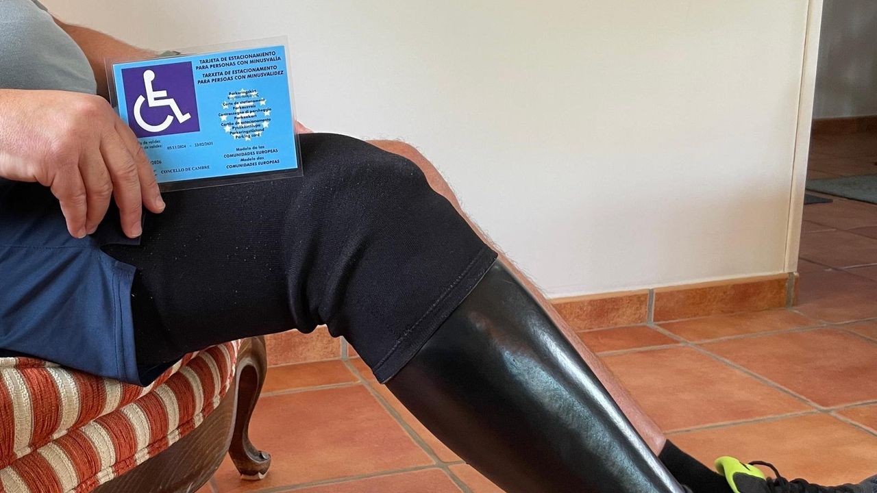 La pareja de Cambre ya circula con su ansiada tarjeta de estacionamiento