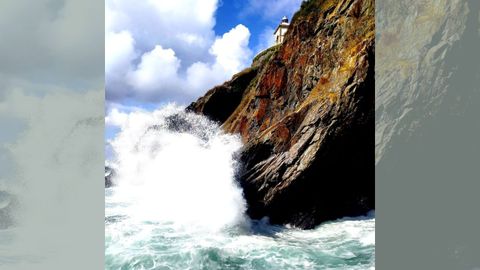 Olas rompiendo en acantilados de Luarca, fotografa seleccionadapor el certamen de Instagram Mi Rincn Favorito