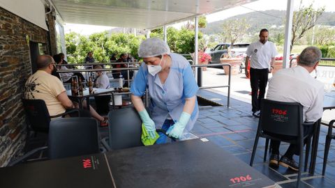 Restaurante Louzao, en Area, Viveiro, Terrazas parceladas y empleados limpiando 