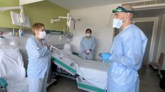 Feliciana Romero y Manuel Vila, con el doctor Soler, en la planta covid del CHUO