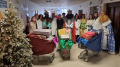Los Reyes Magos llegaron al hospital materno-infantil de A Coru�a con carritos de la compra llenos de paquetas de regalo
