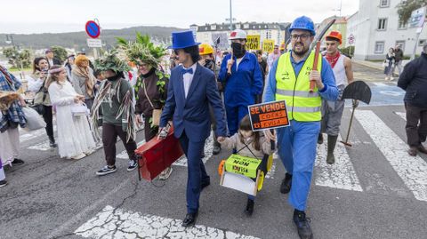 Una de las reivindicativas comparsas en Laxe