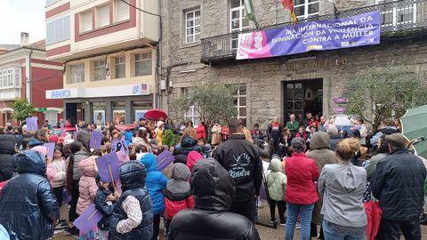 Un momento de la concentracin que se llev a cabo ante la casa consistorial de Quiroga