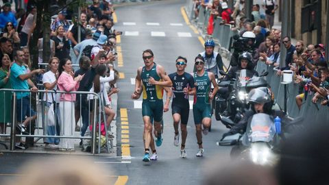 El ganador de la final de las Series Mundiales, Matthew Hauser, con Alex Yee y Ricardo Batista, en los �ltimos kil�metros de la carrera