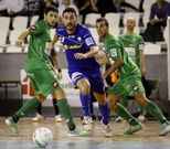 Chano, con el bal�n el martes ante el Navarra.