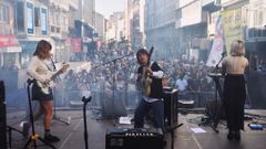 Msica y ambiente festivo en las calles de A Corua