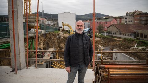 Pablo Barreiro, de Promociones Barreiro P�rez, diante dos traballos do seu edificio de tres portais en Bosque de Desamparados.