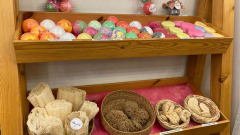 Las bombas de baño efervescentes o espumosas completan la oferta de Damejabón, en la que no faltan las esponjas naturales