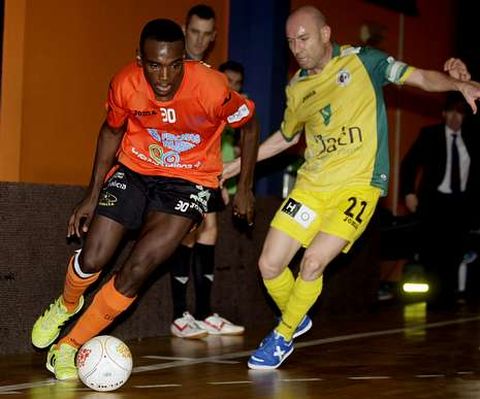 H�lder, con el bal�n, vigilado por Jos� L�pez, del Ja�n. 