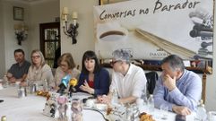 Ana Pont�n, no centro, participou este xoves no ciclo Conversas no Parador que organiza o Club de Prensa de Ferrol.