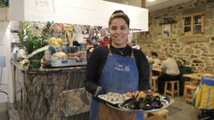 El restaurante A Charra es uno de los pocos establecimientos hosteleros de las r�as Franco y A Ra��a que ofrecen men� del d�a (12 euros), y por ello recibe fundamentalmente trabajadores de la construcci�n que trabajan en el entorno, as� como del sector comercial