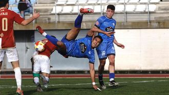 Amin recibe una tarascada de Iv�n Mart�nez cuando intentaba un acrob�tico remate